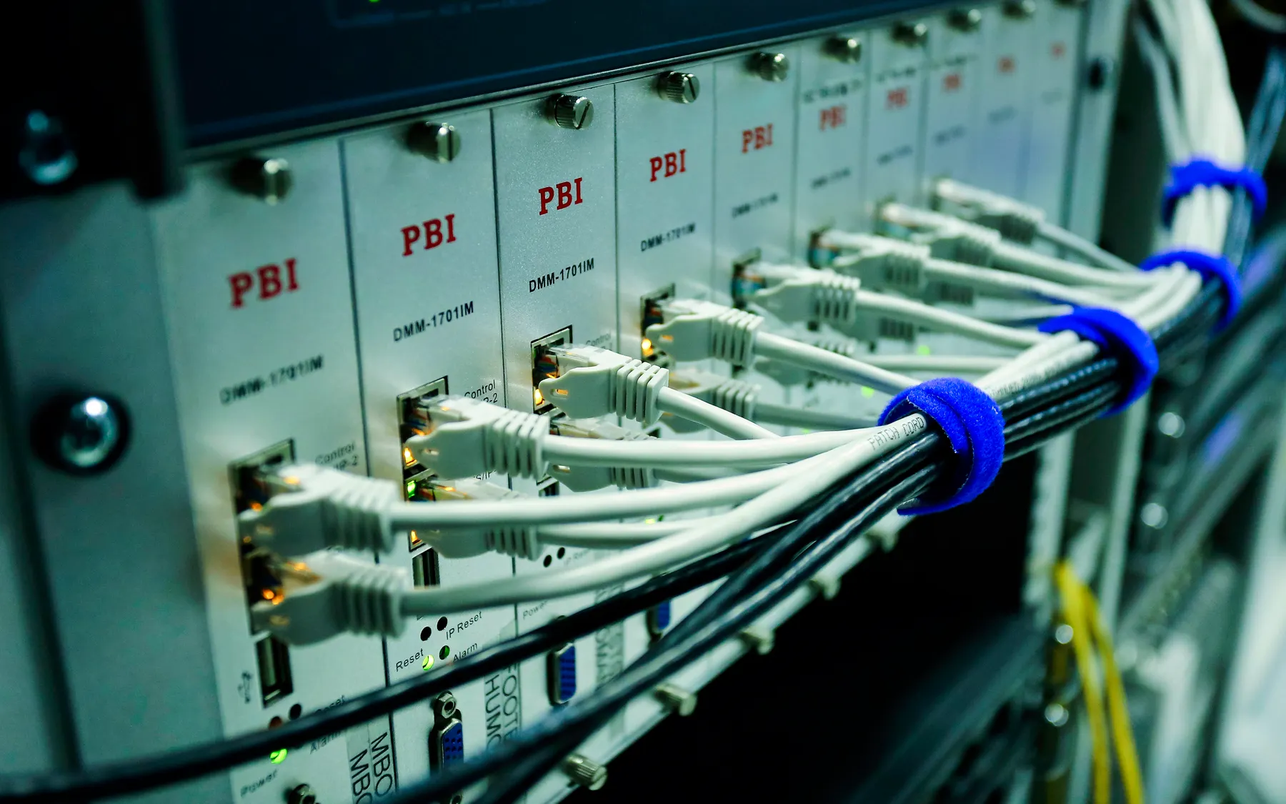 ネットワーク機器に接続されたケーブル